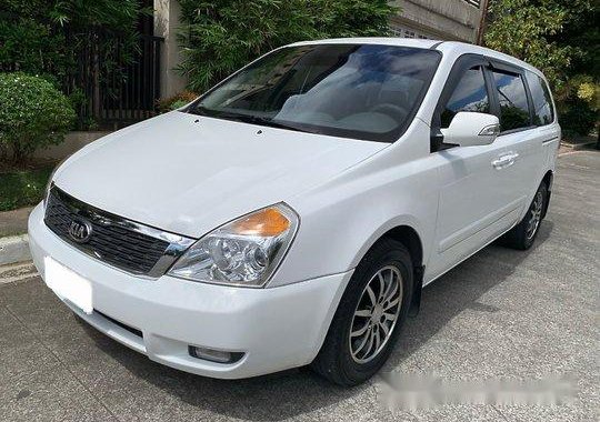 White Kia Carnival 2014 Automatic for sale