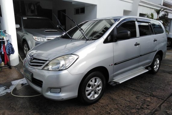 Selling Silver Toyota Innova 2011 in Manila