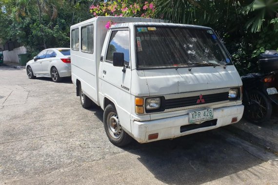 Selling White Mitsubishi L300 2004 in Manila