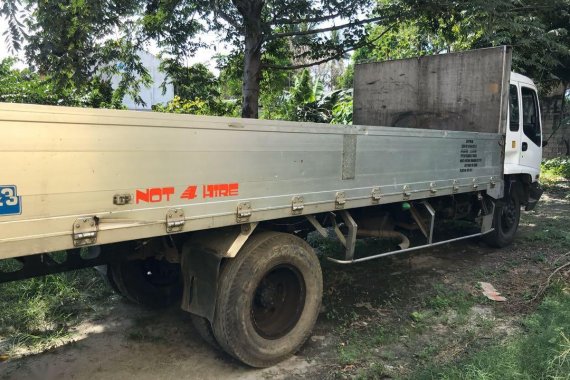 Sell White 2000 Isuzu Forward in Tanauan