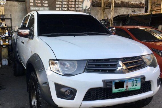 White Mitsubishi Strada 2012 for sale in Manual
