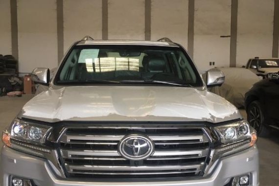 White Toyota Land Cruiser 2018 for sale in Manila