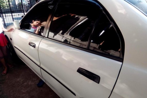 Selling White Mitsubishi Lancer 2000 in Manila