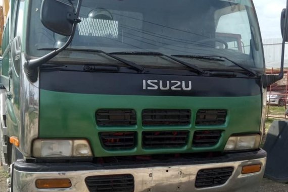 Green Isuzu Giga 2018 for sale in Manual