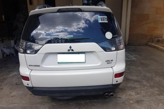 Selling White Mitsubishi Outlander 2009 in Manila