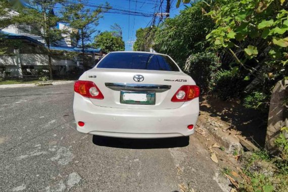 Pearl White Toyota Corolla Altis 2010 for sale in Automatic