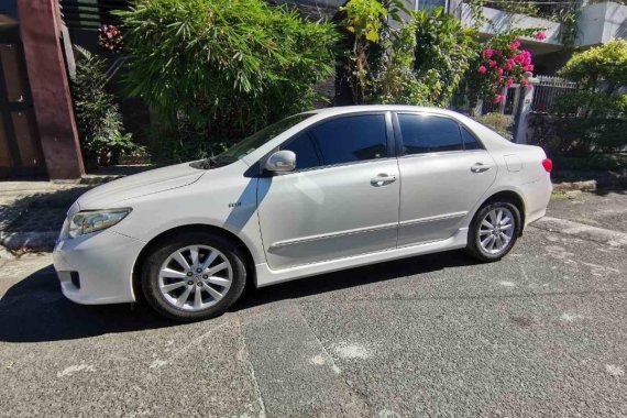 Pearl White Toyota Corolla Altis 2010 for sale in Automatic