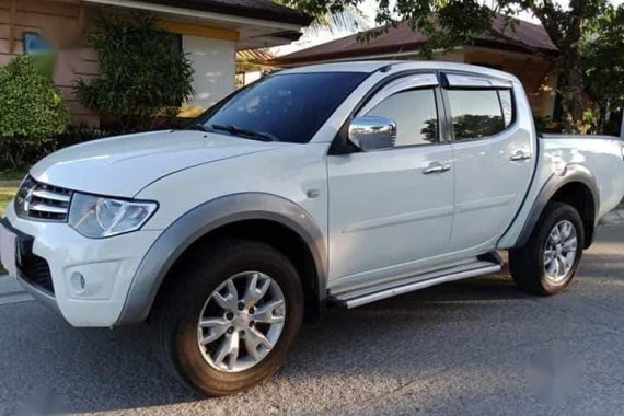 White Mitsubishi Strada 2011 for sale in Manual