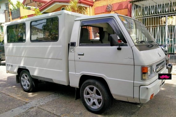 White Mitsubishi L300 2017 for sale in Mandaluyong