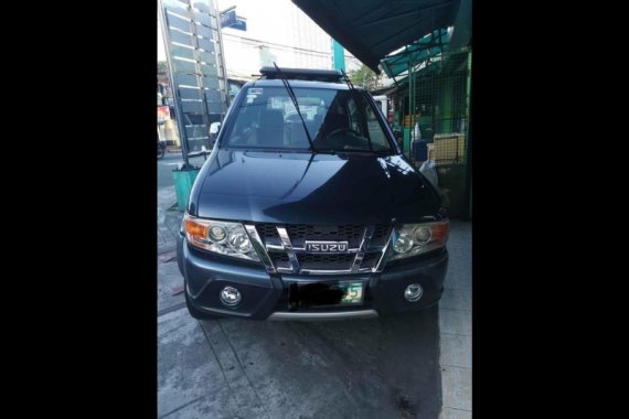 Selling Blue Isuzu Crosswind 2010 in Quezon City