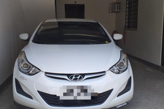 Selling White Hyundai Elantra in Carmona