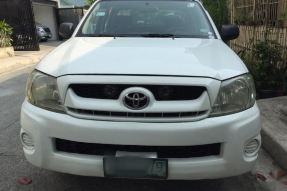 White Toyota Hilux 2010 for sale in Quezon City