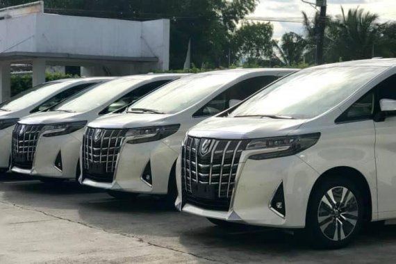 Selling White Toyota Alphard in Quezon City