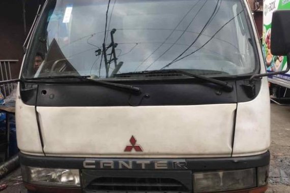 Selling White Mitsubishi Fuso in Valenzuela