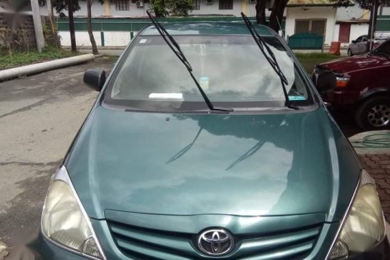 Selling Green Toyota Innova in Cainta