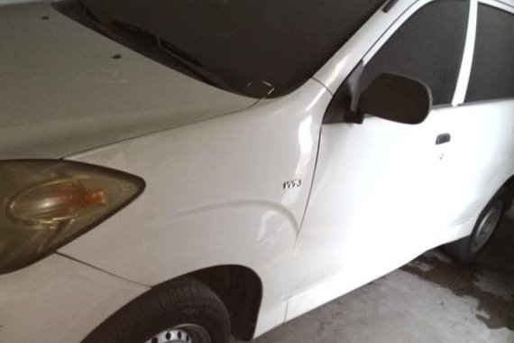 White Toyota Avanza 2010 for sale in Quezon City