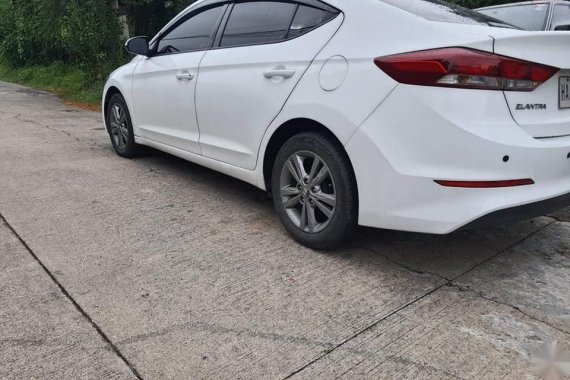 Selling White Hyundai Elantra in Las Piñas