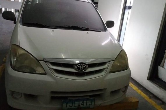 White Toyota Avanza 2010 for sale in Quezon City