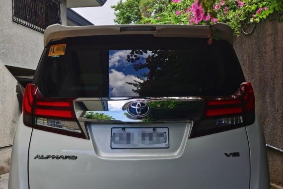 White Toyota Alphard for sale in Pasig