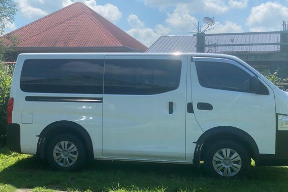 White Nissan Urvan for sale in Rosario