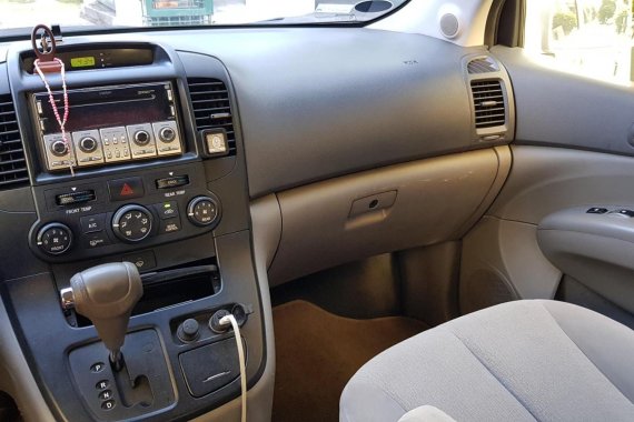 Selling Silver Kia Carnival 2010 Van in Manila