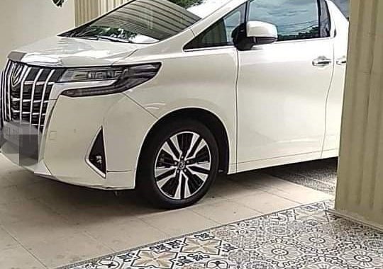 White Toyota Alphard for sale in Manila