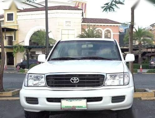 Selling White Toyota Land Cruiser in Bacoor