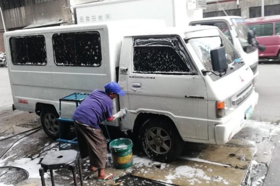 Selling White Mitsubishi L300 in Manila