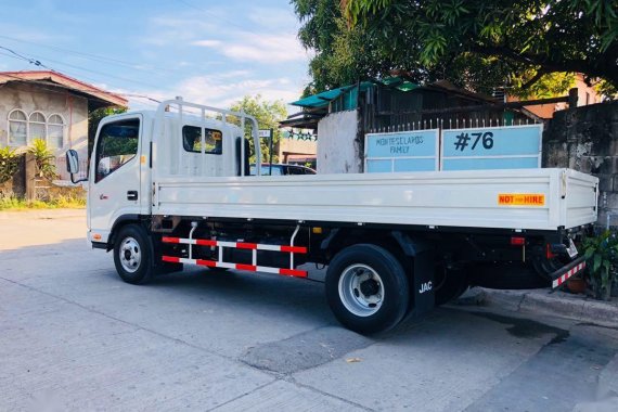 Selling White JAC Dropside Queen 14Ft 2018 in Las Piñas