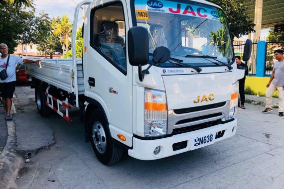 Selling White JAC Dropside Queen 14Ft 2018 in Las Piñas
