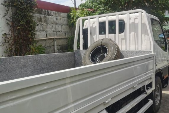 Selling White Mitsubishi Fuso in Taytay