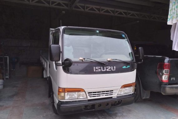 White Isuzu Elf 2019 for sale in Valenzuela