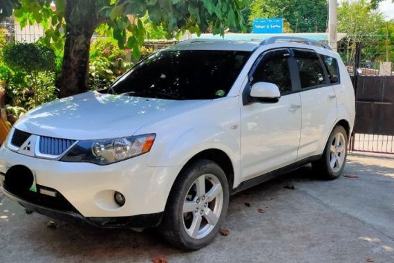 Selling White Mitsubishi Outlander 2014 in Marikina