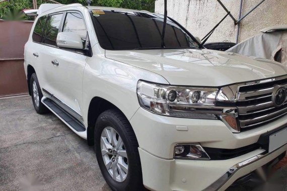 White Toyota Land Cruiser for sale in Parañaque