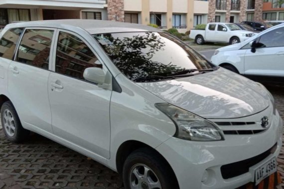 Selling White Toyota Avanza in Cebu City