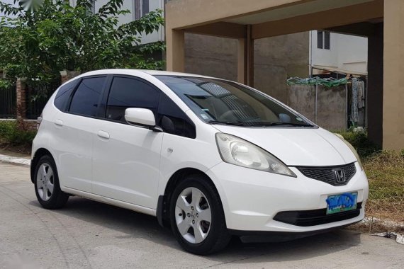 Selling White Honda Jazz in Manila