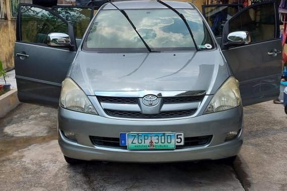 Selling Silver Toyota Innova in Cainta