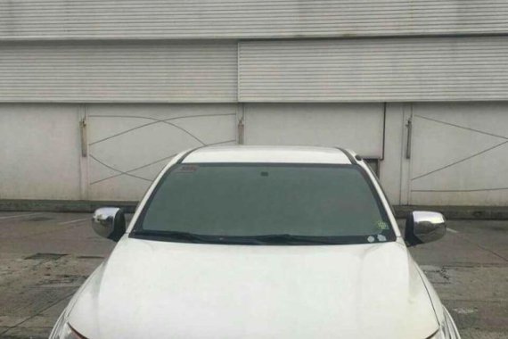 Selling Pearl White Mitsubishi Strada in Cainta