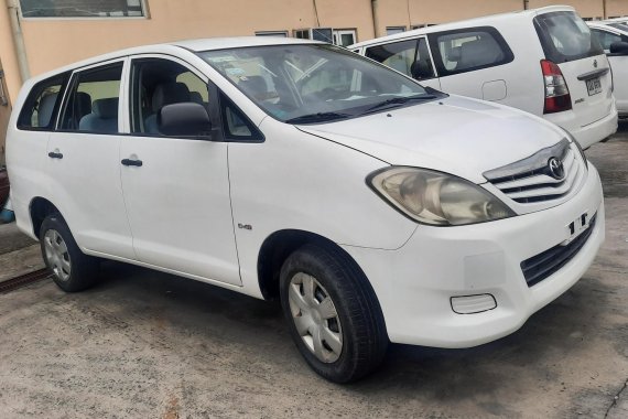 WHITE TOYOTA INNOVA 2012 FOR SALE IN PARANAQUE