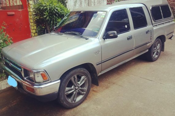 Selling Silver Toyota Hilux in Quezon City