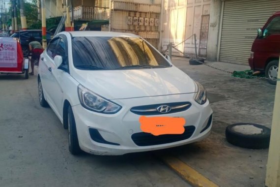 Selling Pearl White Hyundai Accent in Manila