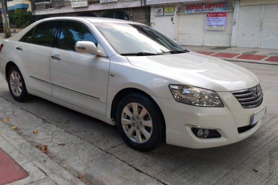 Selling White Toyota Camry in Quezon City