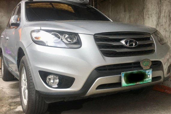 Selling Silver Hyundai Santa Fe 2011 in Pasig