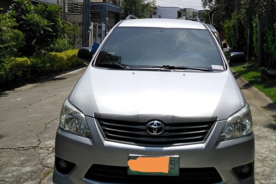 Selling Silver Toyota Innova 2012 in Las Piñas