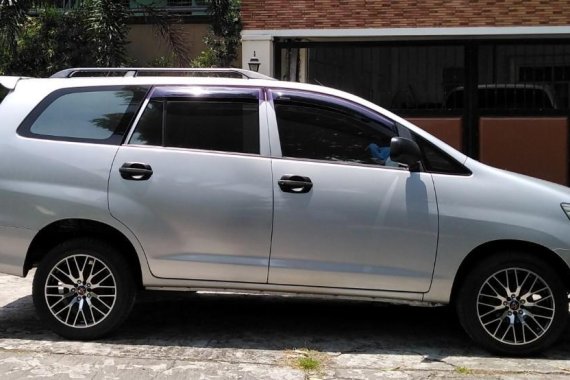 Selling Silver Toyota Innova 2012 in Las Piñas