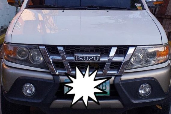White Isuzu Crosswind 2010 for sale in Manila