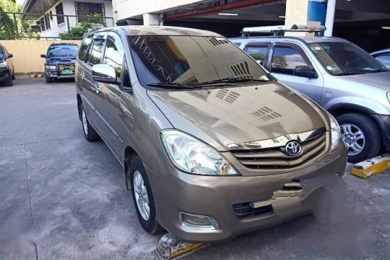 Selling Grey Toyota Innova in Parañaque