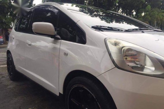 Sell White Honda Jazz in Quezon City