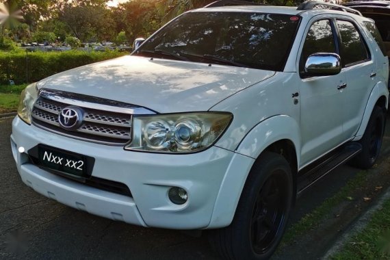 White Toyota Fortuner 2010 for sale in Las Pinas