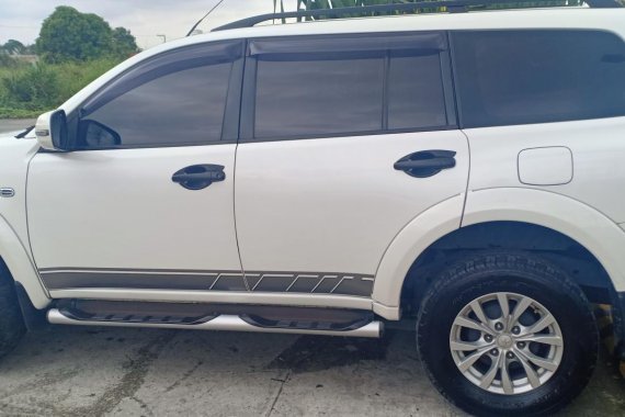 White Mitsubishi Montero Sport 2015 model